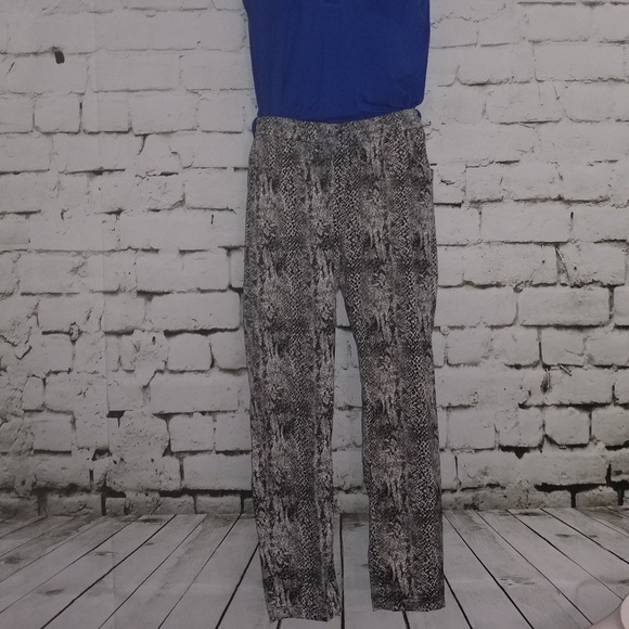 W118 by Walter BakerDakota Pant

Size M NWT - Picture 2 of 6